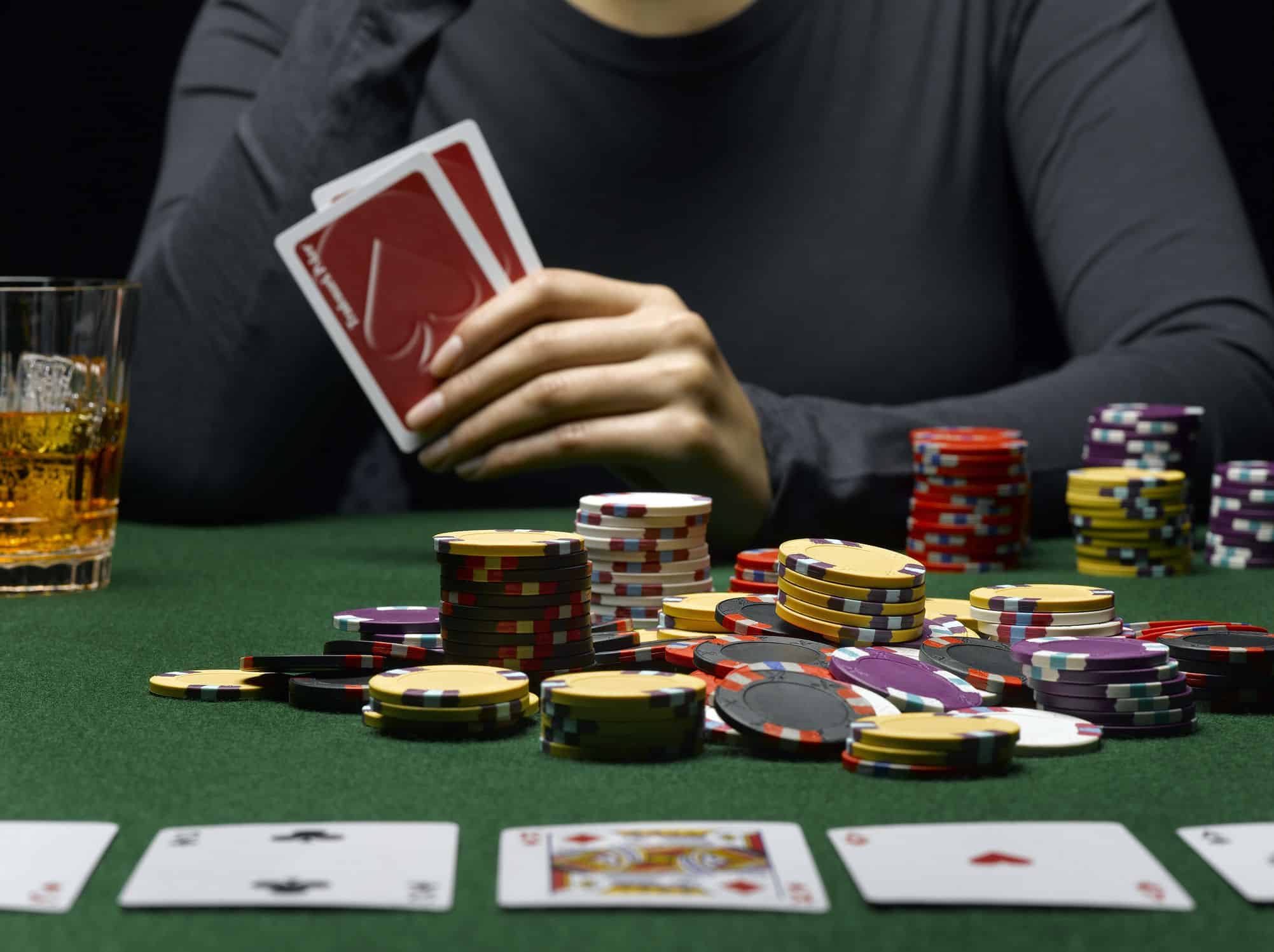 Chi tiết về vùng xám và hành động cược hù dọa trong bài Poker