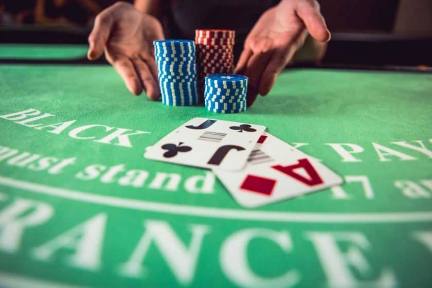 Cách chơi Blackjack để có thể tăng được tỉ lệ ăn kèo.